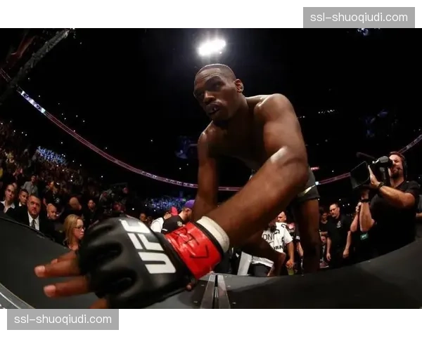 “骨头”琼斯因膝伤复发，正式退出原定于UFC 302的冠军统一战