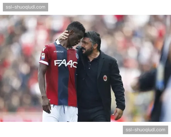 场边镜头:在一次角球防守成功后,亚特兰大主帅加斯佩里尼激动挥拳庆祝 场边镜头:在一次角球防守成功后,亚特兰大主帅加斯佩里尼激动挥拳庆祝